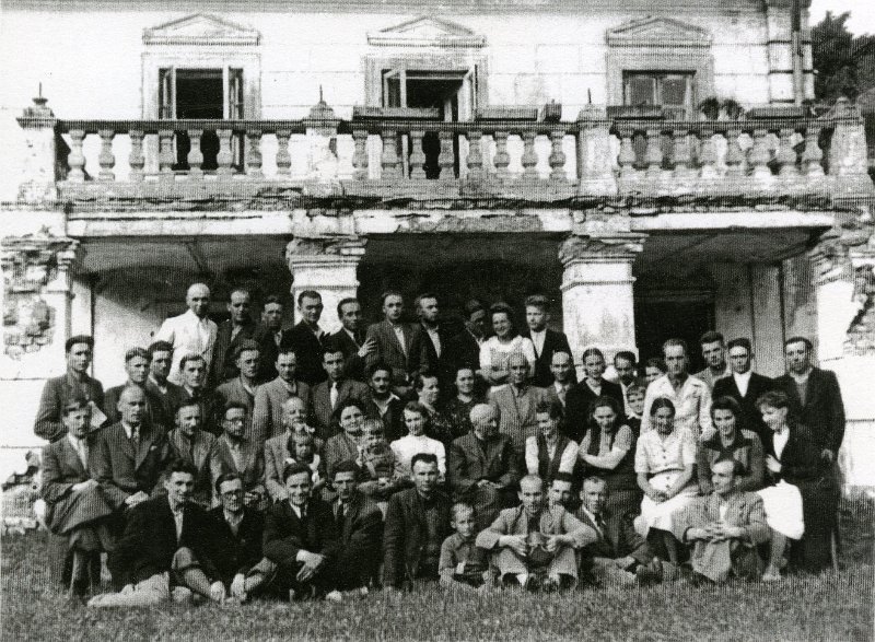 KKE 4996.jpg - (kopia zdjęcia) Fot. Grupowa. Zdjęcie przed majątkiem, lata 30-te XX wieku.